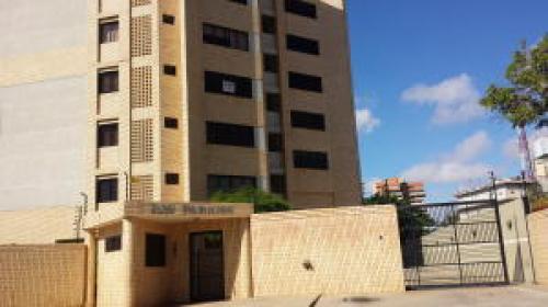 VENTA DE APARTAMENTO EN URBANIZACIÓN PARAISO MLS #16-608