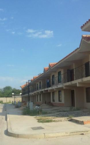 CASA EN VENTA - FLOR AMARILLO