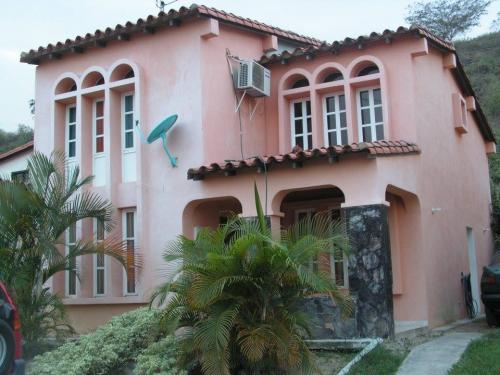 Aserthum, S.C vende bonita casa en Conjunto Privado Altos de la Florida.