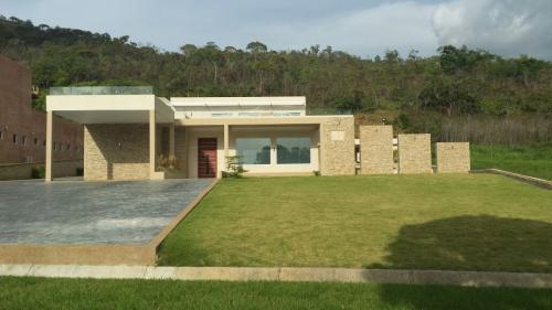 Se vende Bellisima casa de diseño. Espacios bien diseñados para el descanso y la diversion,  construcción de alta calidad en equilibrio con la natural