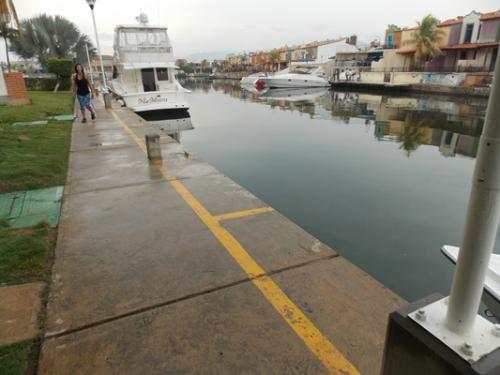 Alquilo Apartamento con Muelle Semi-Amoblado Res. Flamingo. Lecheria. 2 Habitaciones