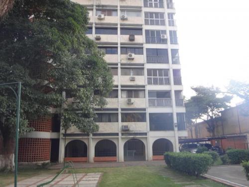 En Venta amplio apartamento en la av Lara en Barquisimeto