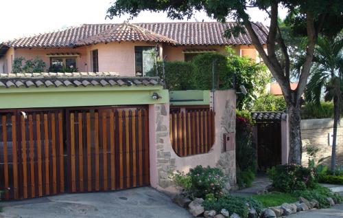 VENDO BELLA CASA URB MONTE REAL 