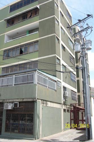 VENDO APARTAMENTO CÉNTRICO.