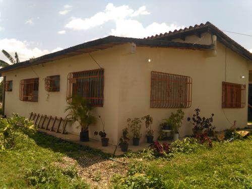 Gran casa de 250Mts2 en Tacarigua, higuerote a buen precio en lugar comodo