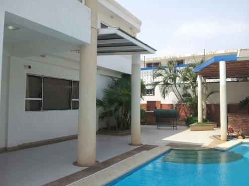 Hermosa CASA  Unica en su Estilo en sector  Av Baralt - VENDO 