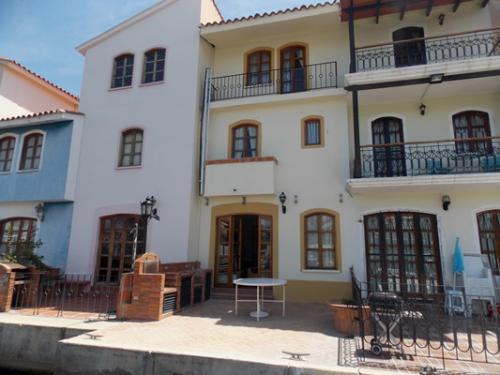 Vendo Town House con Muelle C.R Pueblo Viejo. Puerto La Cruz. 3 habitaciones