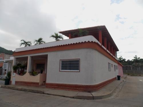 Vendo Cómoda Casa Urb. Rincón Country. Barcelona. 4 Habitaciones