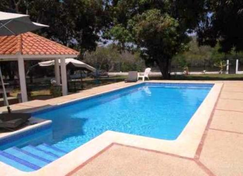 Mercedes paparo 520mts en 2000 terreno piscina, caney, 4hab,4baños.