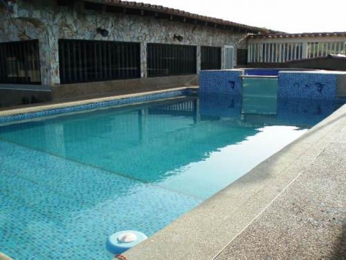 Mercedes paparo 200 mts con piscina, 3hab,3 baño, estacionamiento.tanque subterraneo.