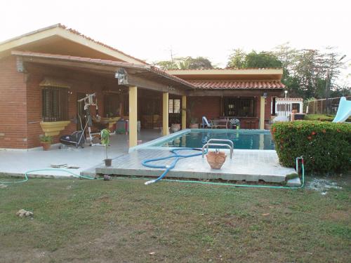 Mercedes paparo 300 mts con piscina, 4hab,3 baño, estacionamiento techado.tanque subterraneo