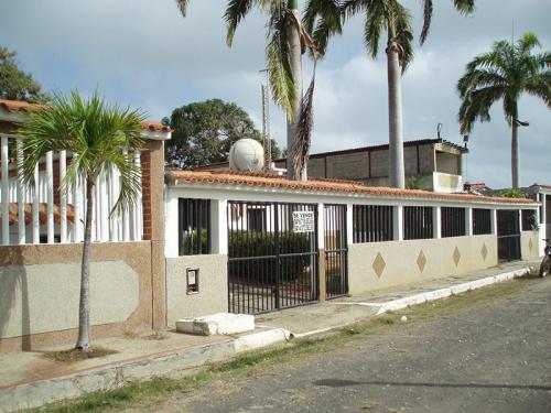 Mercedes Paparo 300 mts const en 1000 de terreno, piscina,caney,parrillero,3hab,4baños,3ptos.