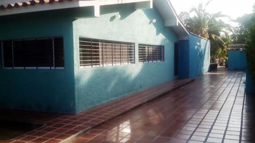 Mercedes Paparo 400 mts en 1000 terreno, 4hab,3baños, piscina con jacuzzy, baño y duchas exteriores, deposito,5 puestos.salida canal con rampa y muell