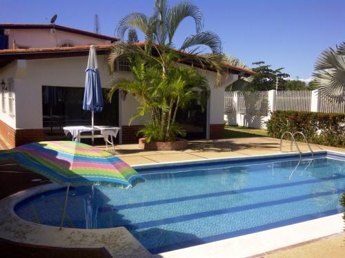 Mercedes Paparo 400 mts en 1.000 mts, 5hab,5baños,5ptos, hab ppal con jacuzzy,piscina y jacuzzy,caney,jardines,aires en todas las habs y salon de jueg