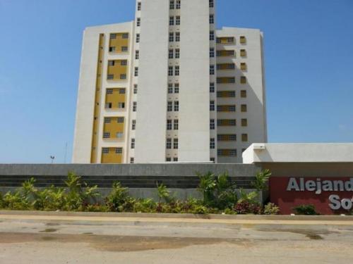 16-8505 APARTAMENTO en venta en Maracaibo, Av. Goajira.