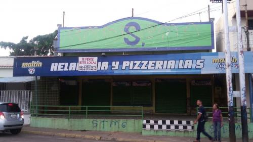 La terraza delantera tiene 65 Mts y tiene un deposito de 70 mts