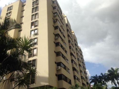 SE VENDE ACOGEDOR APARTAMENTO EN MACARACUAY