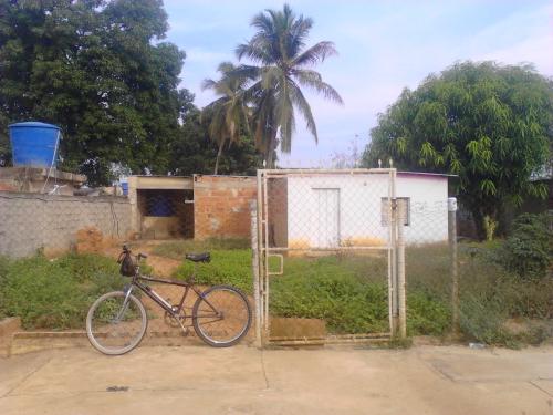 en venta  casa  de  concreto hecha  de  zin crecada  con  pardes  de bloque a un costado y atras  y al frente y al otro costado con cliclon, la misma 