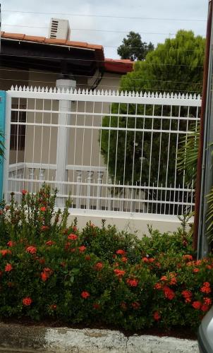 Bellisima y Segura casa en el Tigre en la Urb  San Onofre