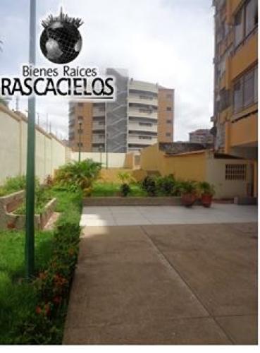 BIENES RAÍCES RASCACIELOS VENDE APARTAMENTO EN RESIDENCIAS CACHAMAY