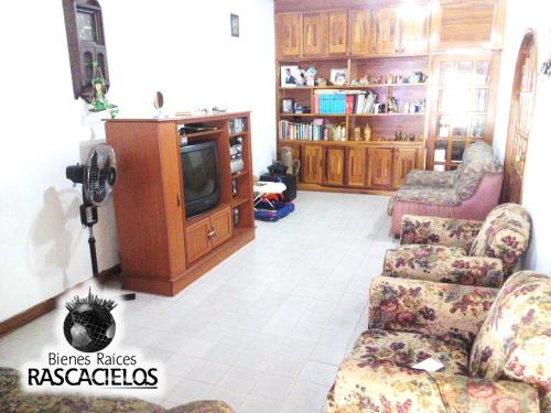 BIENES RAÍCES RASCACIELOS VENDE CASA EN URBANIZACIÓN RIO ARO