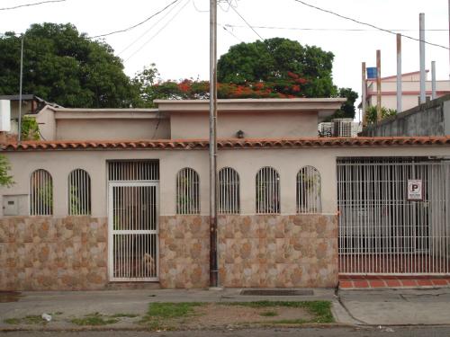 VENDO BELLA CASA EN LA  AV MORAN 