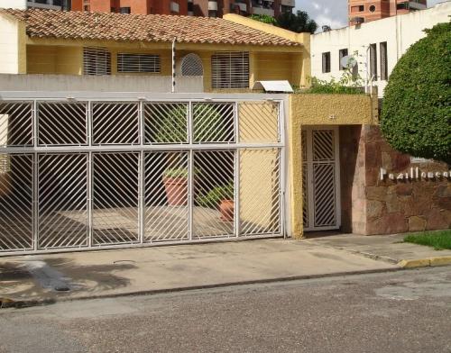 VENDO EXCLUSIVA CASA URB PEDREGAL