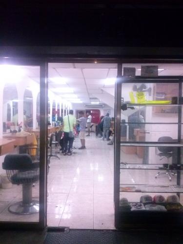 Se vende local comercial cc. los molinos, av san martín, peluquería en funcionamiento 