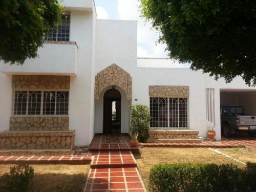 14-9845 Casa en Villa venta en Maracaibo, sector Fuerzas Armadas