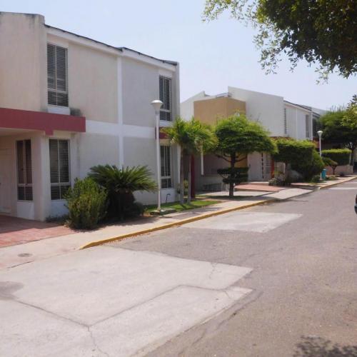 TOWNHOUSE EN VENTA MONTE CLARO (16-14139)