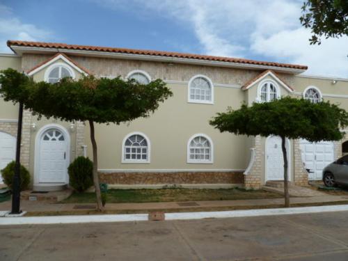 15-15000 CASA TOWNHOUSE EN VENTA EN MARACAIBO, ZONA NORTE