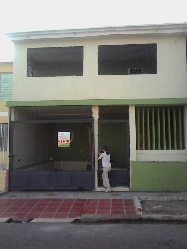 Comoda y hermosa casa de dos plantas en ub. san francisco