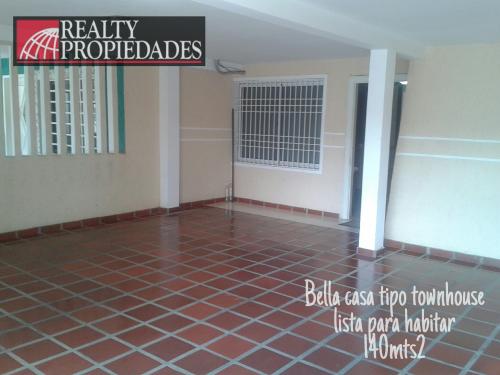 Bella Casa tipo townhouse. Lista para habitar
