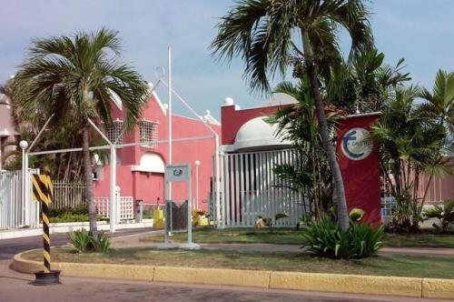 TOWNS HOUSE EN LAS RESID.LA CALETA, DE LECHERIA