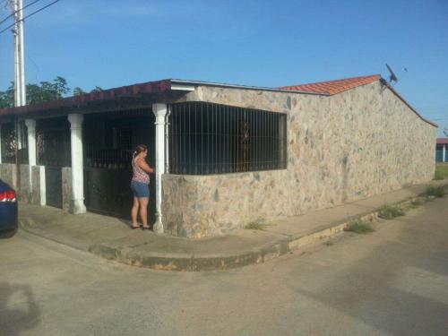 vendo excelente casa de esquina en maturin
