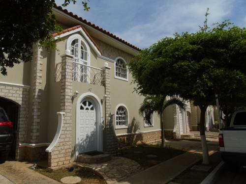 Townhouse Venta Maracaibo Costa Rosmini Milagro Norte 08SEP