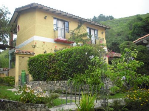 SE VENDE CASONA EN MUCUNUTAN: Vía Sierra Linda