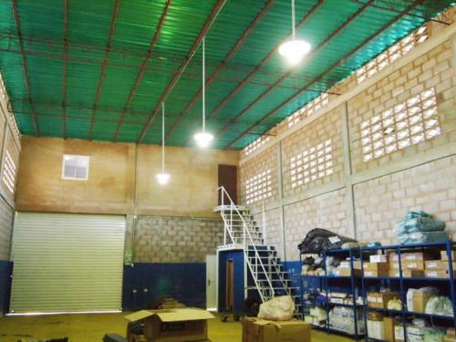 14-2139 Galpón en venta en Maracaibo, Centro.