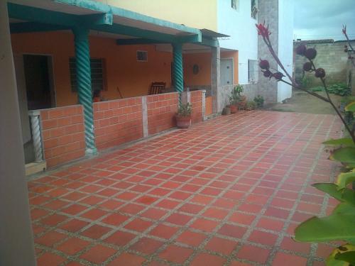Hermosa Casa Grande, Sector Sta Rita, Av Francisco de Miranda. Bs. 168.000.000 Inf: 04129672997