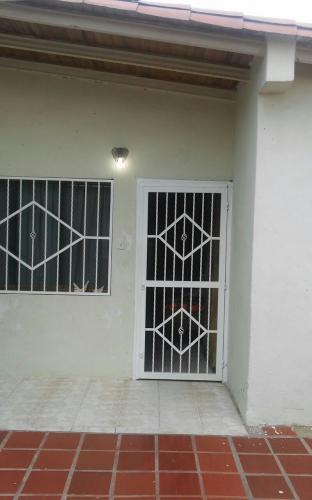 HERMOSA CASA. Av. Intercomunal Turmero-Maracay. Urb. Rafael Hernández Bs 37.000.000 Inf: 04129672997