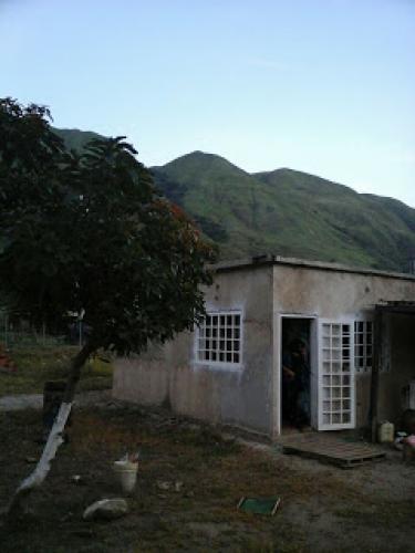 CASA CON PISCINA Y TERRENO - VÍA LA COLONIA TOVAR