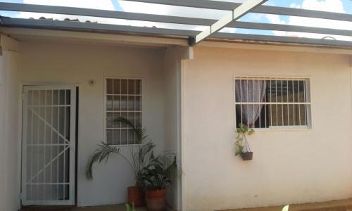 Alquilo Casa en el Tigre. Urb. Villa Garban.