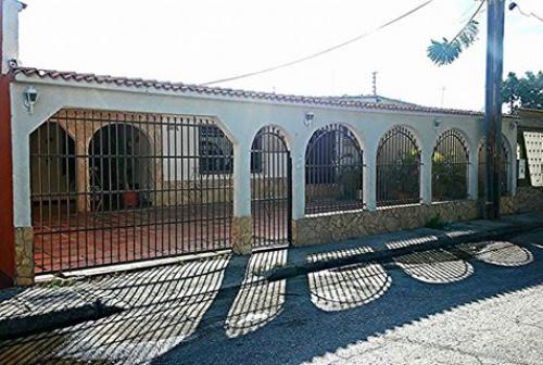 Elegante Casa de 256m2 en la via principal de Los Guayos Paraparal 