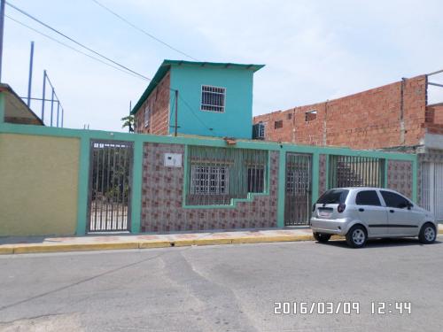 casa grande cuatro habitaciones con closet, sala, comedor cocina, dos baños, tanque subterraneo 5000lt, dos anexo con baño individual,gran terreno lib