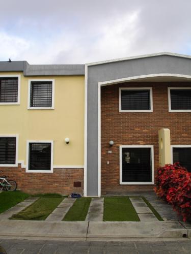 VENDO CASA TOTALMENTE REMODELADA URB CEDRAL COUNTRY