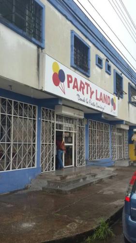 VENDO ESPECTACULAR EDIFICIO PARTY LAND, CALLE CUMANÁ
