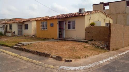 Invirmar&Service Vende casa unifamiliar de esquina en Urb. Juana la Avanzadora!