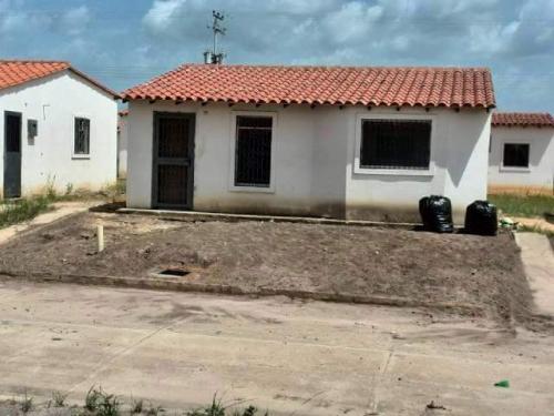 Invirmar&ServiceC.A. Vende linda casa en Urb. Los Apamates.