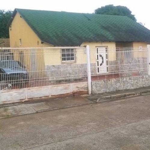 Invirmar&Service Vende linda casa en Valle Country Zona Industrial.