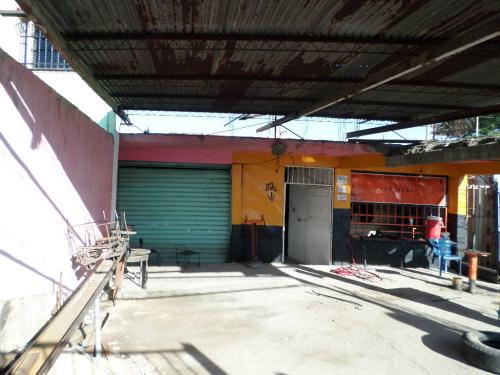 Casa y local comercial Av Los Aviadores vía palo negro antes del CC los Aviadores 